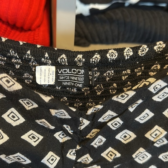 Volcom black/white print v neck smocked back cropped jumpsuit size XS - Picture 2 of 3